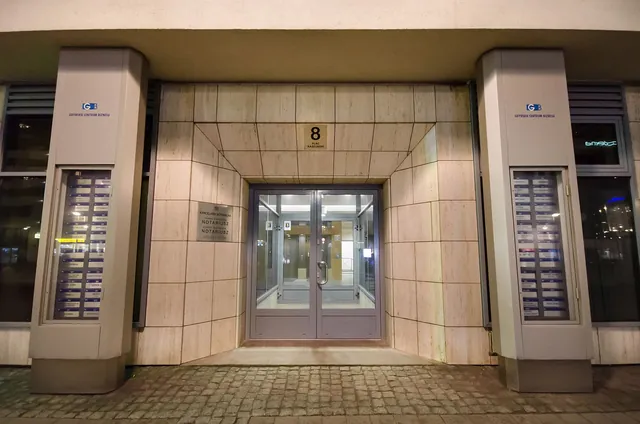 Wejście do biurowca Gdyńskiego Centrum Biznesu przy Placu Kaszubskim 8